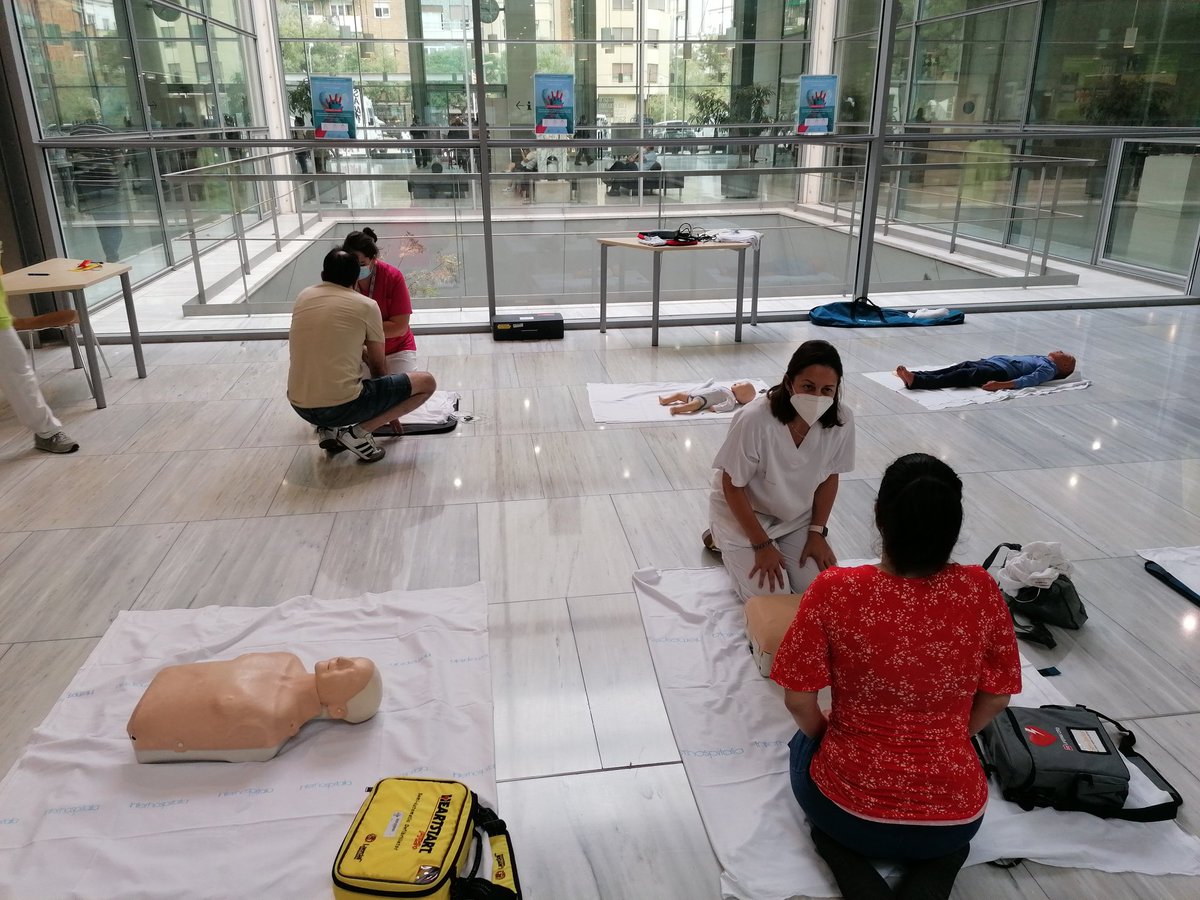 tlf636688147's tweet photo. Els nostres experts ensenyant als usuaris a realitzar maniobres de SVB adult i pediàtric.
#OrgullSantPau https://t.co/pVWSnZJ1H8