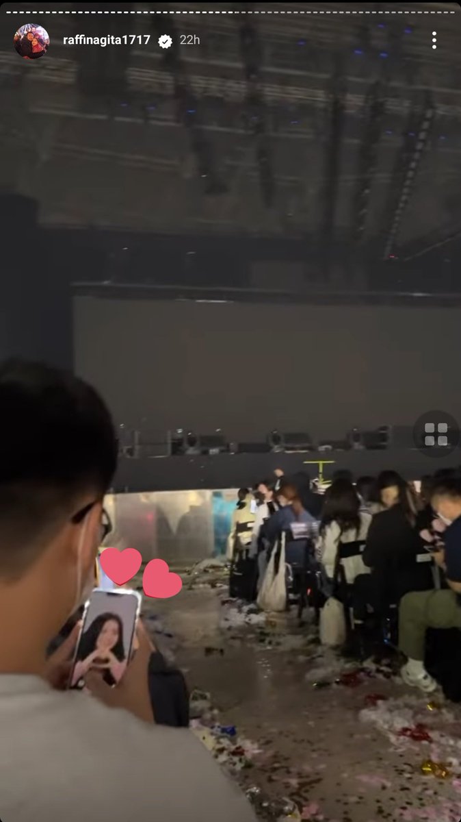 jisoorole's tweet photo. this dude who is sitting in front of nagita slavina has jisoo as his lockscreen aksjsldhdkd cuteee https://t.co/GTRB564NE5