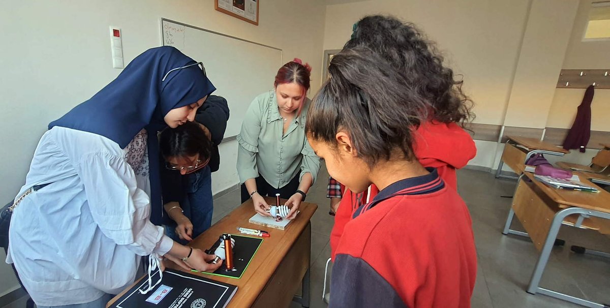 #GaziantepÜniversitesi öğretim üyesi Prof. Dr. Hüseyin Toktamış ve Fizik Mühendisliği - Optik Akustik Mühendisliği öğrencilerinin derste hazırlamış oldukları 'Tesla Bobin' çalışmalarını, Atabek Ortaokulu öğrencilerine uygulamalı olarak anlatıp laboratuvarlarına hediye ettiler.