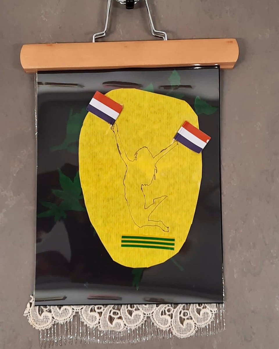 Zondagmiddag verzorgde Ellen Kroeze een workshop n.a.v. haar installatie ‘Mijn sprong in het diepe’. De deelnemers maakte met papier, garen en verf mooie persoonlijke verhalende werken. #cbkemmen #kunsteducatie #workshop #cbkrensenpark