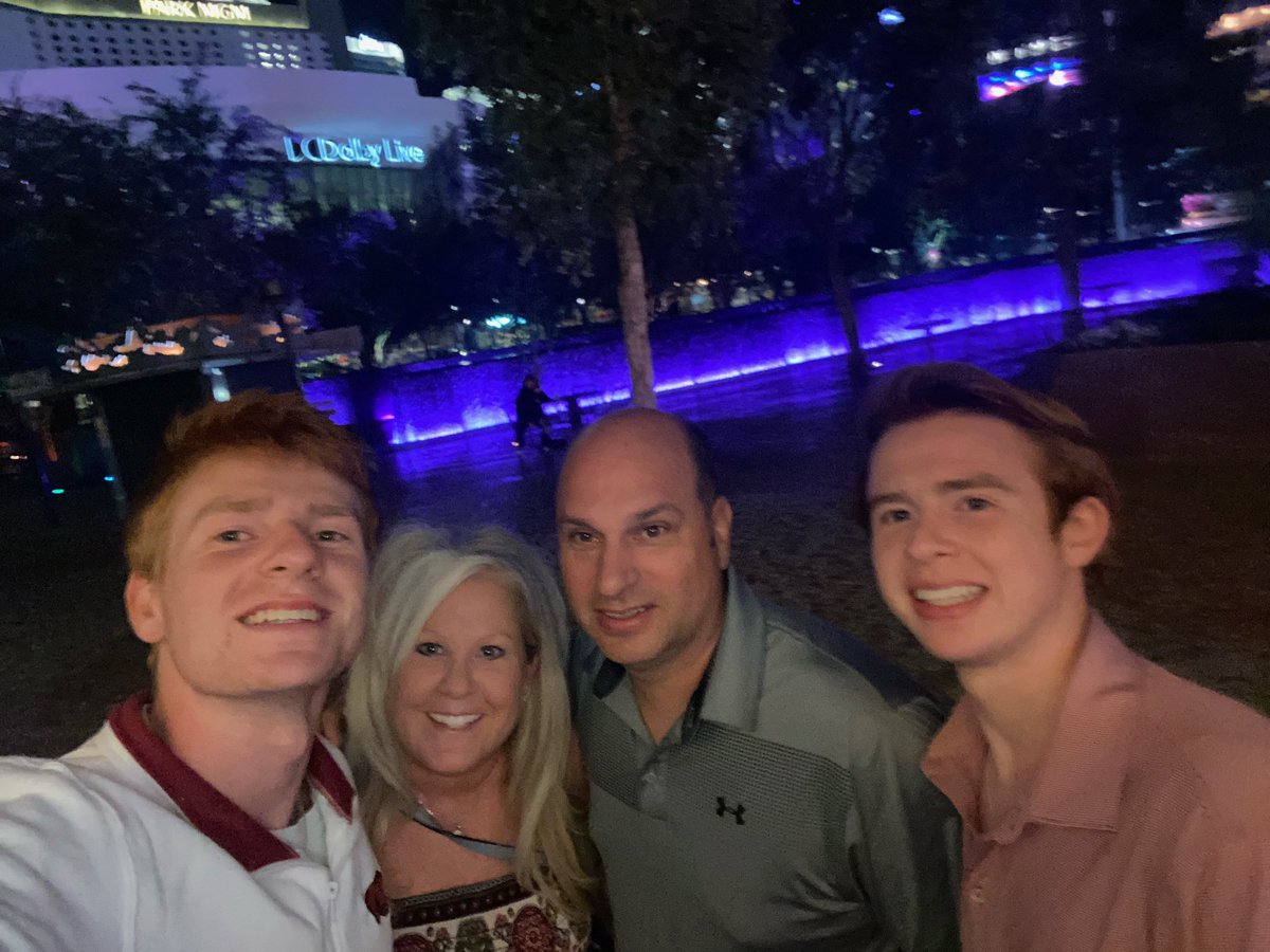 MereTays2's tweet photo. Fall break in Las Vegas with my boys. 😊❤️ https://t.co/mPCaBecRNY