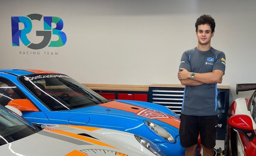 Hablamos del meritorio debut de Rafa Villanueva en la Porsche Carrera Cup France 🚗

El joven piloto madrileño es una de las prometedoras caras nuevas estudiadas por un tándem NEBRIJA-RGB que busca hacerse sitio en la élite de la resistencia mundial: las 24 Horas de Le Mans. 🏁