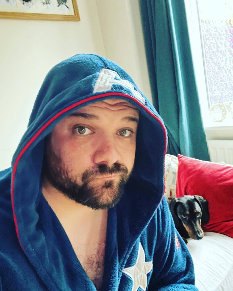 blindkreaper's tweet photo. Me and the big sausage chilling on the sofa whilst eating breakfast and listening to disturbed preparing for a day of editing and and evening of building on Ark!
.
What’s everyone plans for today?
.
#contentcreator #content #youtuber #youtube #contentma… https://t.co/AeFvlrLgcc https://t.co/n1PMKYd11N