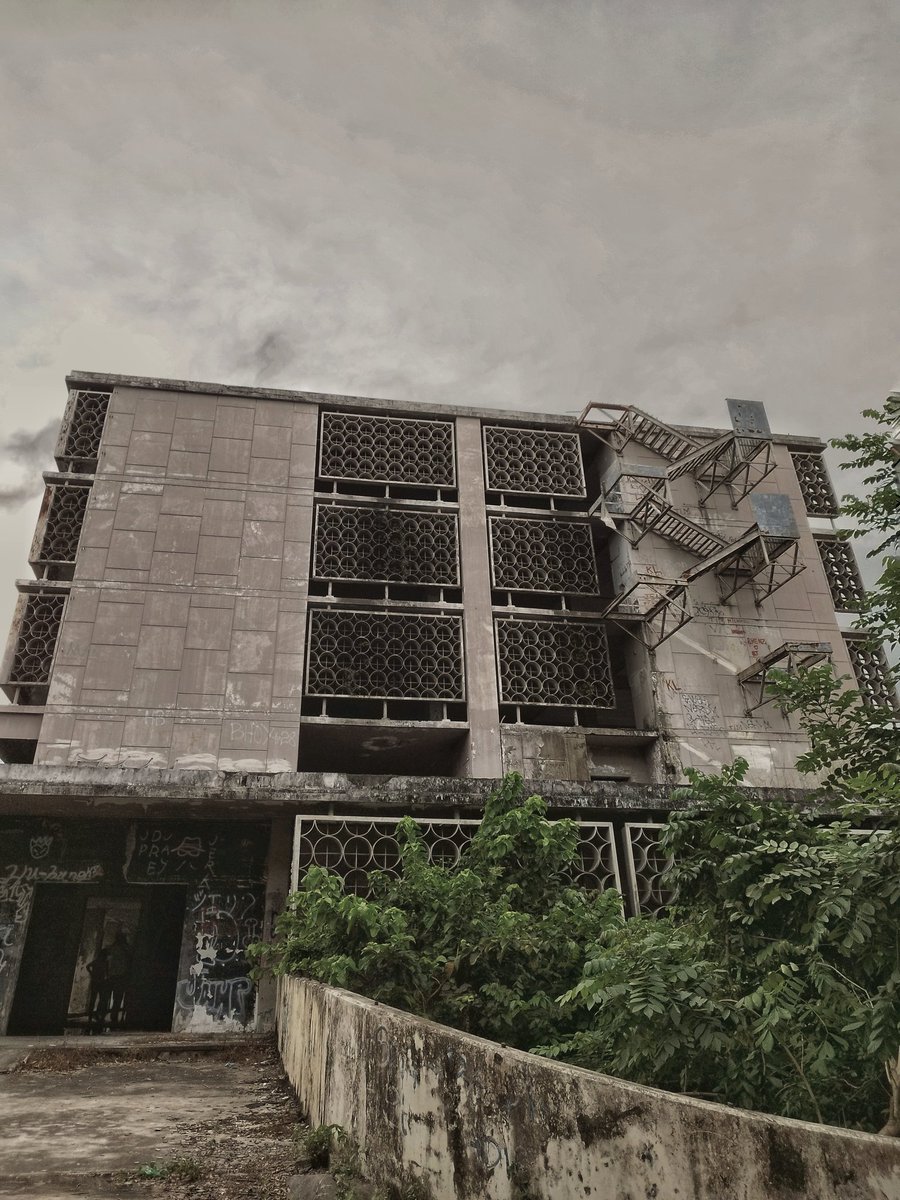 jssbriones's tweet photo. Clark abandoned hospital &amp; Diplomat Hotel https://t.co/ok8owPbAti