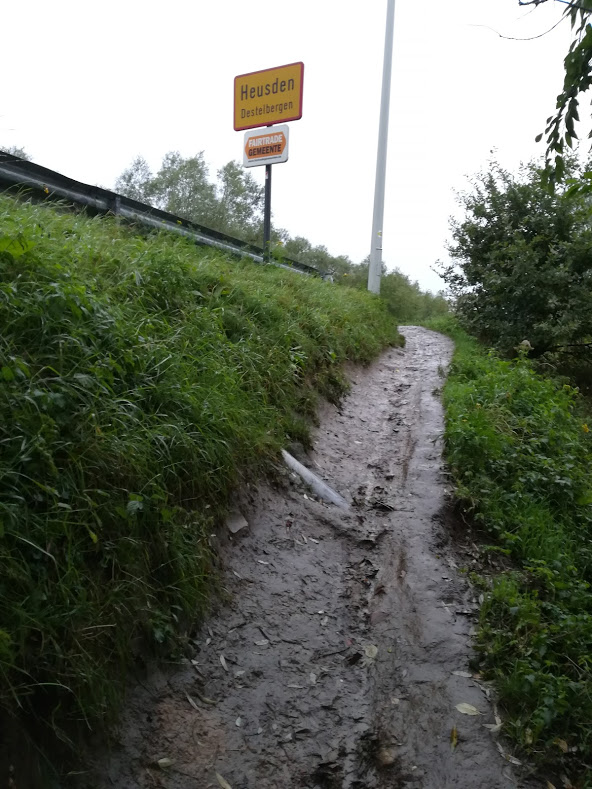 FietsersbondM's tweet photo. Veel 🌧️ vandaag... Dit olifantenkuddepad wordt zo weer een modderglijbaan... De op/afrit of slip/slib-way naar @fietssnelwegen #F40, aan Melle-brug. Wanneer wordt dit aangepakt @oost_vlaanderen @Destelbergen @Vlaamsewaterweg ?
cc:@FDestelbergen https://t.co/LMzDSldlkA
