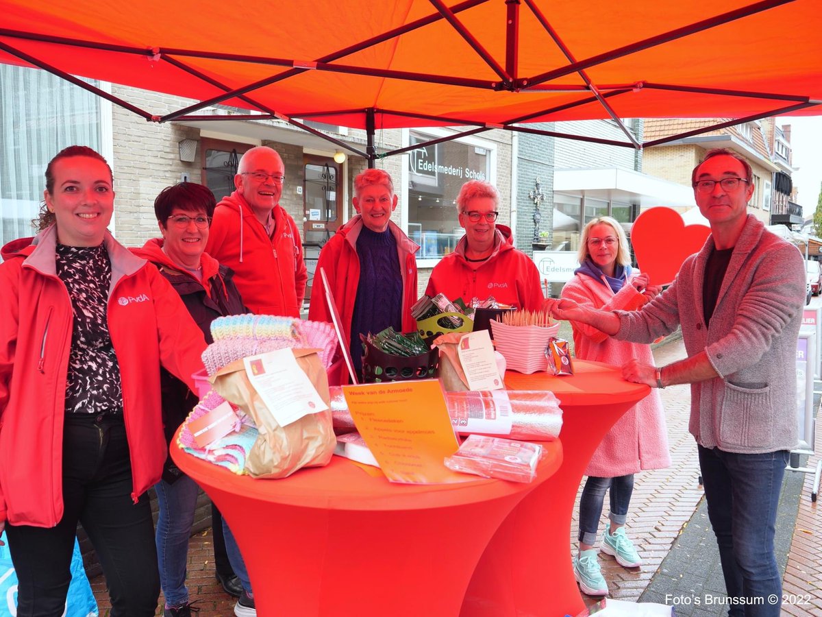 ⏰ 17 oktober ⏰

Afgelopen zaterdag vroegen we extra aandacht voor (stille) armoede, want vandaag is het de internationale dag van de armoede. Samen tegen armoede! 💪🏼🌹

Foto’s: Foto's Brunssum
#brunssum #pvda #dagvandearmoede