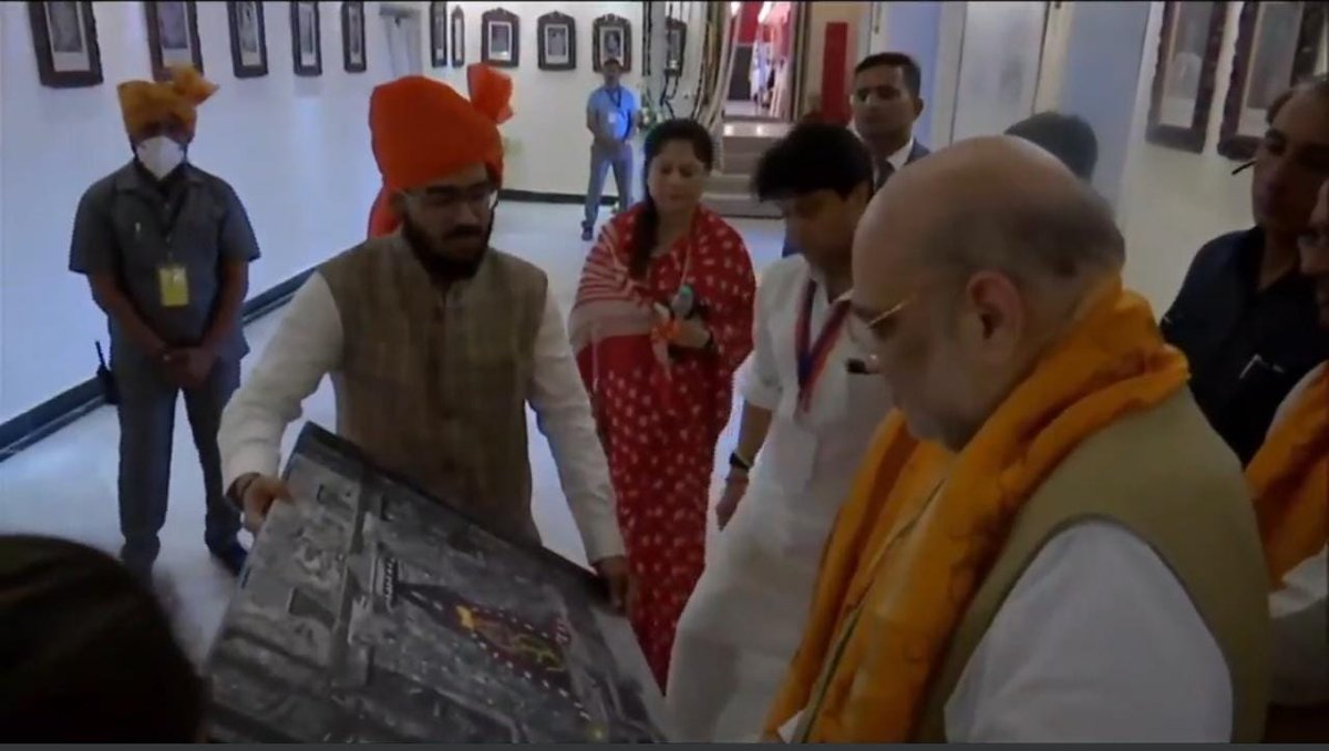 shadesntints's tweet photo. The painting of somnath jyotrilingam made by me was gifted to @AmitShah by @JM_Scindia 
#proudmoment #AmitShah #scindia #art #ArtsOfAshes #Retro #Instagram #instagramdown #HouseOfTheDragonHBO #MUNNEW #TheWatcherNetflix #Somnath #Tempolimit #Temple #BanAdipurush #TheWatcherNetflix https://t.co/8mLOyosqYF