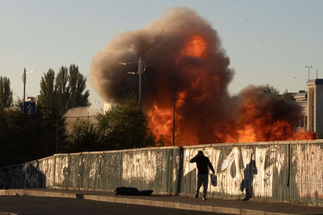 KyivIndependent's tweet photo. Russia launched at least four confirmed strikes on Kyiv using Iranian-made Shahed-136 drones early on Oct. 17.

Information on casualties is not yet available.

📷Anadolu Agency, AFP via Getty Images https://t.co/Ap3EYBSSCg