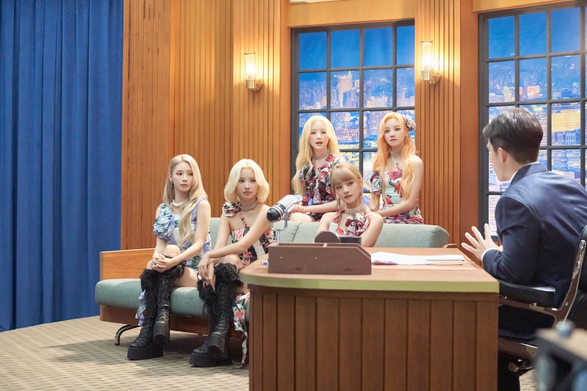 idlecharts's tweet photo. #SOYEON said they didn't add a object to the sentence of the album name "I Love" because they want to respect all types of love and leaves to each listeners to substitute with their own love.

#GIDLE #여자아이들 @G_I_DLE https://t.co/R42rNzMEKY