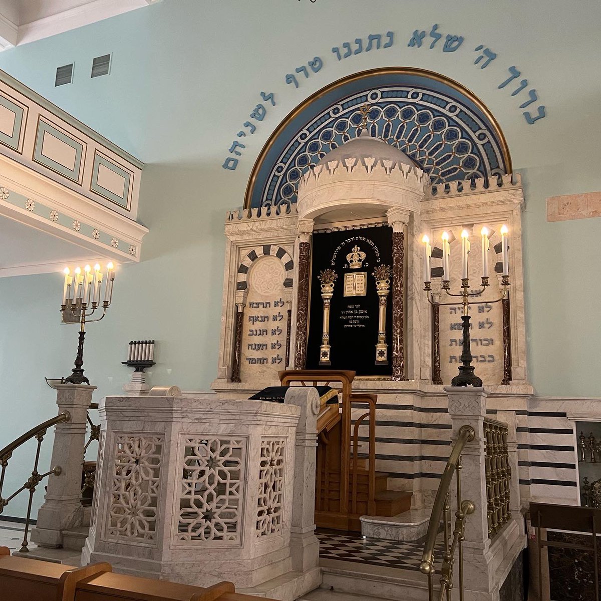 debbiebere's tweet image. We are in Riga, Latvia. Visiting the only surviving synagogue during WWII in the old city. The signs in Hebrew &amp;amp; #Yiddish -I couldn’t hold back the tears #rigaoldtown #latvia🇱🇻 #riga #vacationwithkids #rigasynagogue