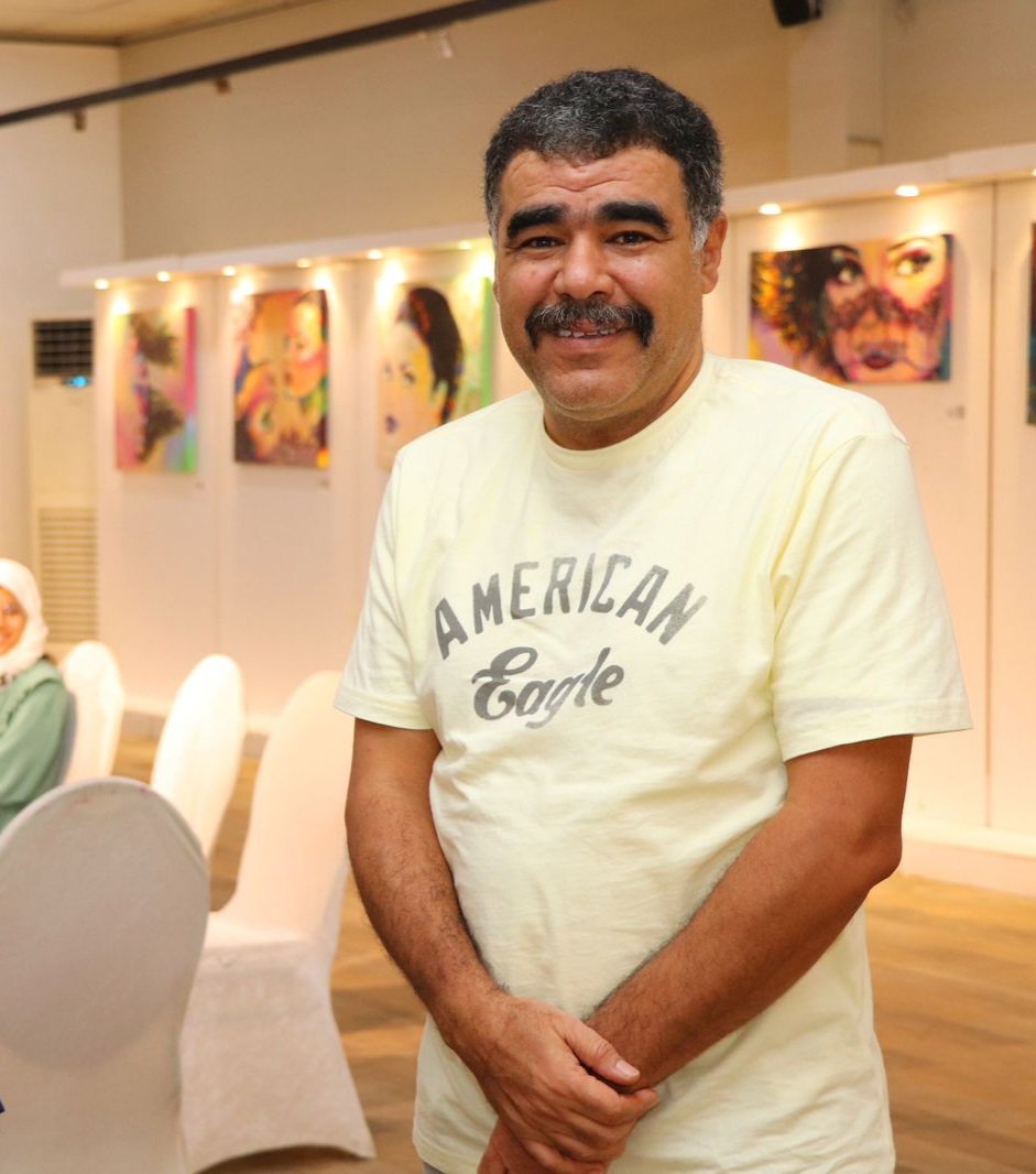 كلمة الكاتب المتألق الأستاذ/حسين الجفال عن المعرض :
(المنيفات)..
إنطلاقا من معرض الفنانة مريم الشملاوي ومصداقا لقول إبن عربي:"المكان الذي لا يؤنّث لا يعوّل عليه" ، راحت الشملاوي برسم ارواح وحالات النساء من خلال وجوههن، وإنتصار للذوات الحرة فيهن وهن يعانقن احلامهن بلا حدود،