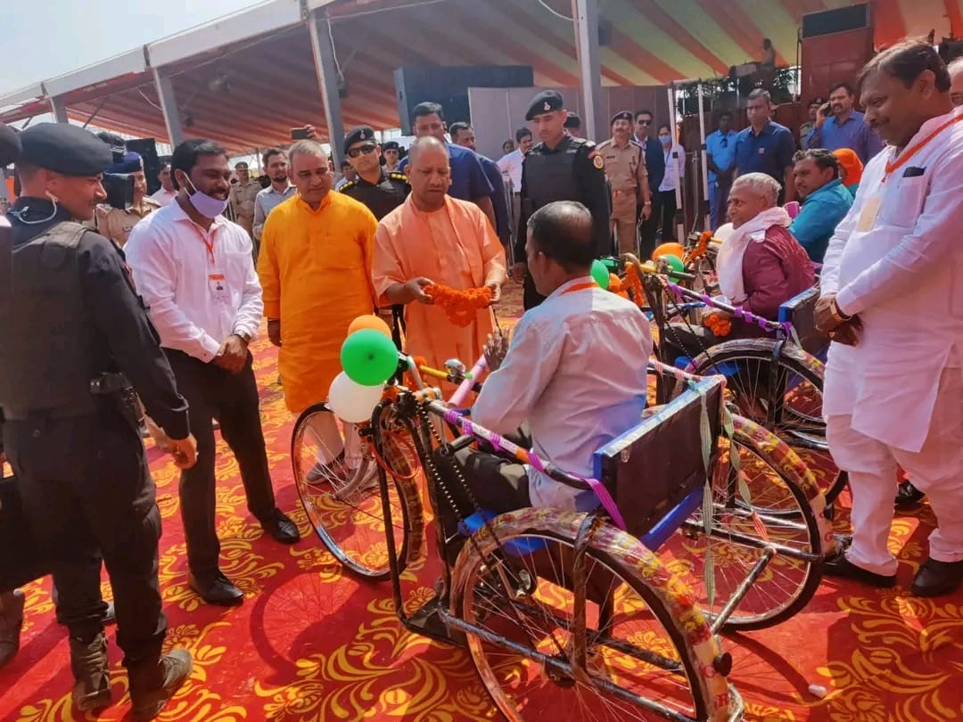 दिनांकः 16.10.2022 को जनपद एटा में मा0 मुख्यमंत्री जी, उ0प्र0 द्वारा दिव्यांगजन को कृत्रिम अंग सहायक उपकरण योजनान्तर्गत ट्राईसाइकिल का वितरण किया गया।