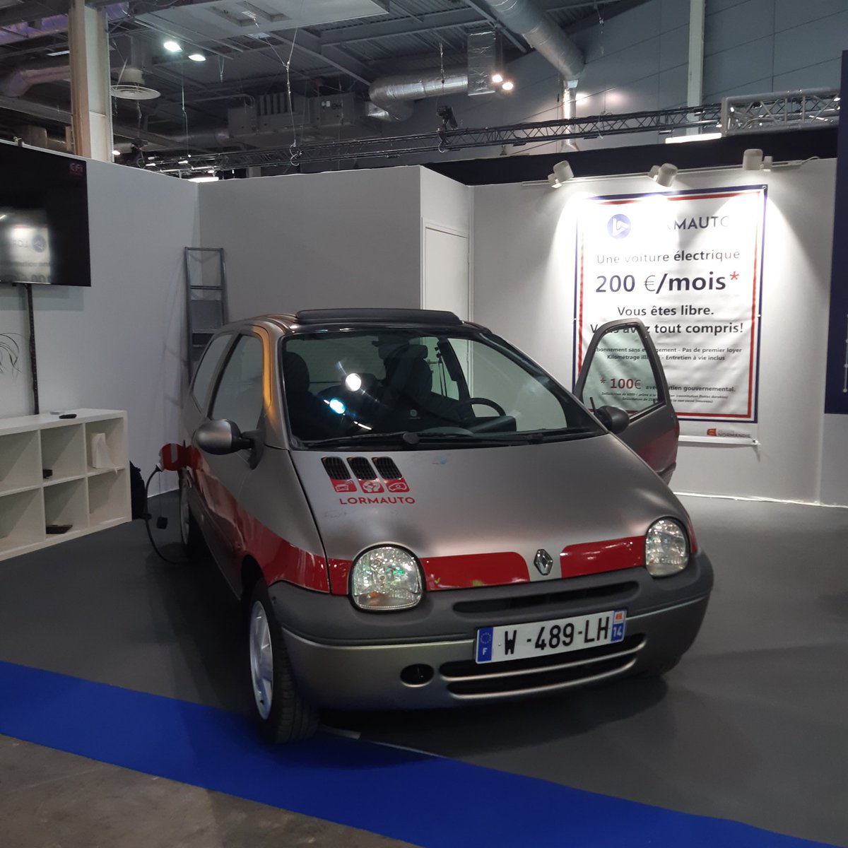 LNAutomobiliste's tweet photo. ⚡La Renault Twingo est de retour au @mondialdelauto 30 ans après y avoir été dévoilée, mais cette fois en retrofit avec #Lormauto ! Batterie 16 kWh, 200 Nm de couple avec un électromoteur de 40 kW, un intérieur remis au goût du jour et quelques aides dont le radar de recul ! ⚡ https://t.co/ZDxhBCDGdB
