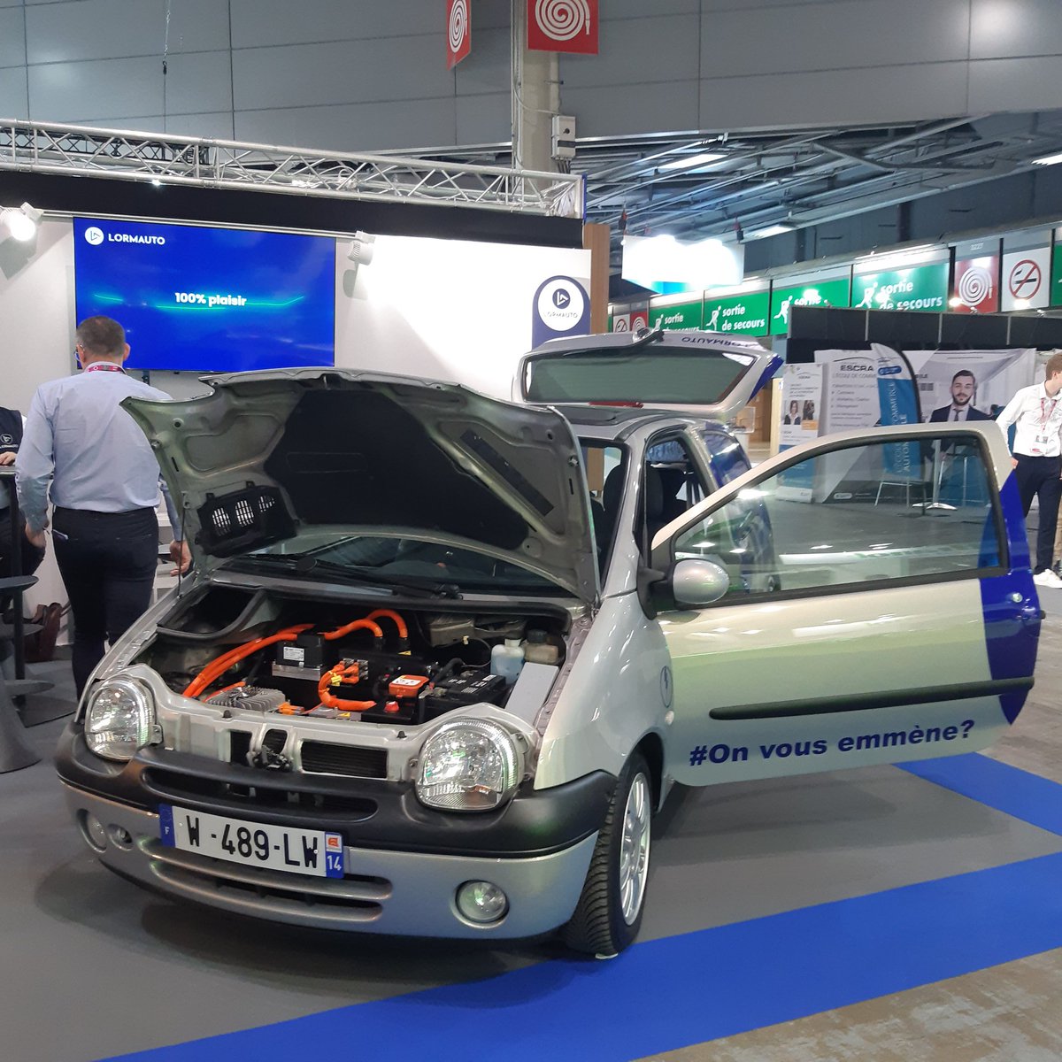LNAutomobiliste's tweet photo. ⚡La Renault Twingo est de retour au @mondialdelauto 30 ans après y avoir été dévoilée, mais cette fois en retrofit avec #Lormauto ! Batterie 16 kWh, 200 Nm de couple avec un électromoteur de 40 kW, un intérieur remis au goût du jour et quelques aides dont le radar de recul ! ⚡ https://t.co/ZDxhBCDGdB