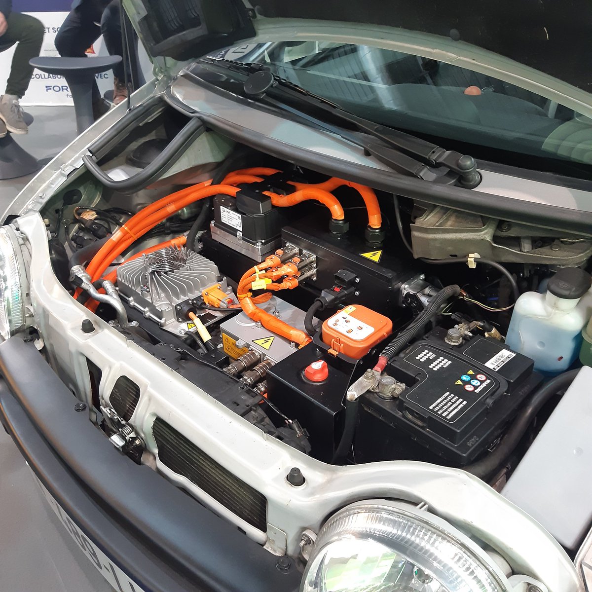 LNAutomobiliste's tweet photo. ⚡La Renault Twingo est de retour au @mondialdelauto 30 ans après y avoir été dévoilée, mais cette fois en retrofit avec #Lormauto ! Batterie 16 kWh, 200 Nm de couple avec un électromoteur de 40 kW, un intérieur remis au goût du jour et quelques aides dont le radar de recul ! ⚡ https://t.co/ZDxhBCDGdB
