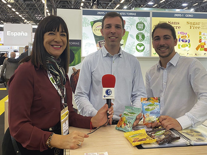 DulcesNoticias's tweet image. .@Configirona en @sial_paris con sus bombones Corazón de Galleta, bola crujiente recubierta de chocolate, o los caramelos Geriovit, como el Relleno de Miel y, en su versión sin azúcar, Geriolín Própolis Miel Limón, Jengibre Limón, Masticable Colágeno o Jelly Stevia #SIALParis