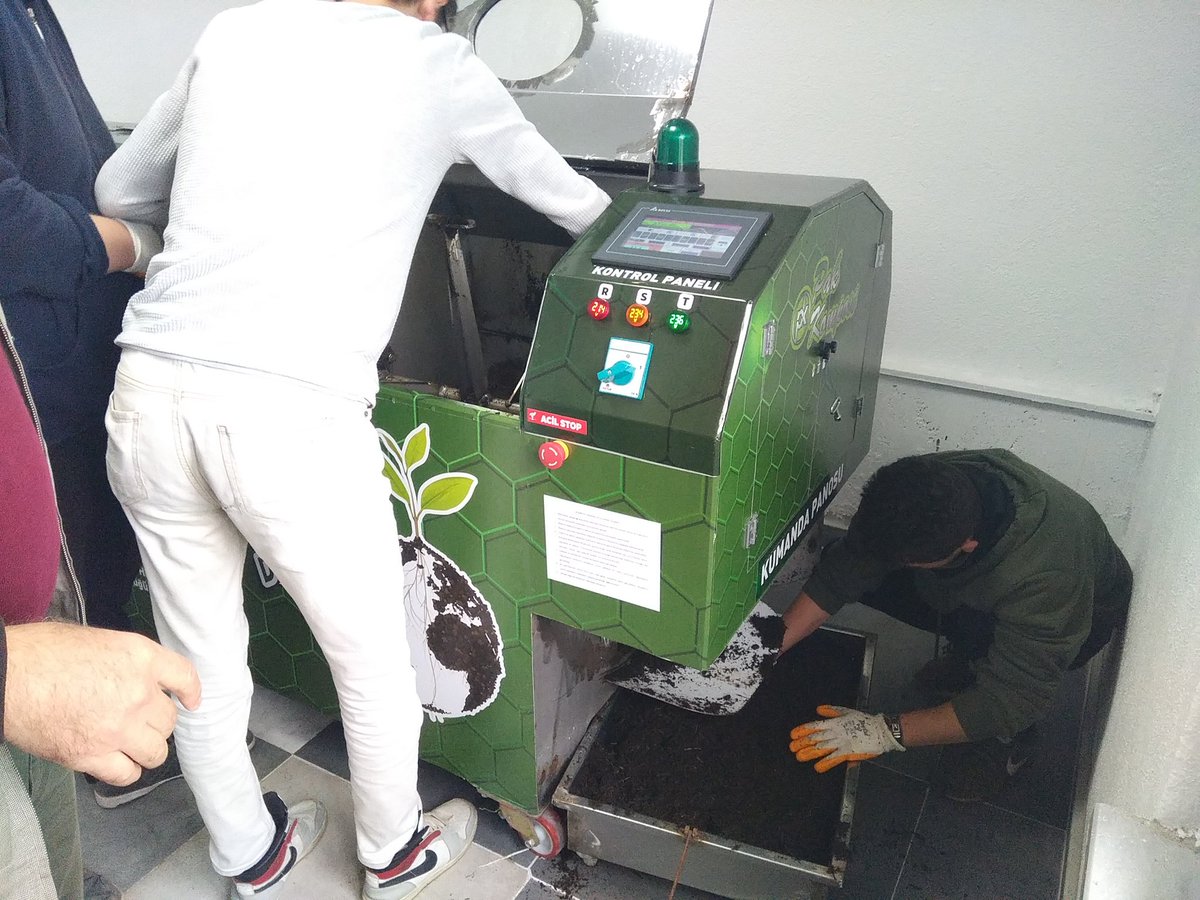 UnyeOzel's tweet photo. Okulumuz Tarım Alanı öğretmeni Mahmut IŞGIN ve öğrencileri tarafından sıfır atık uygulamaları kapsamında Compost makinası ile compost üretme işleminde ilk ürün alınmıştır. Öğretmen ve öğrencilerimizi geri dönüşüm uygulamalarına verdikleri önem için tebrik ediyoruz. https://t.co/DZHRMyzlK7