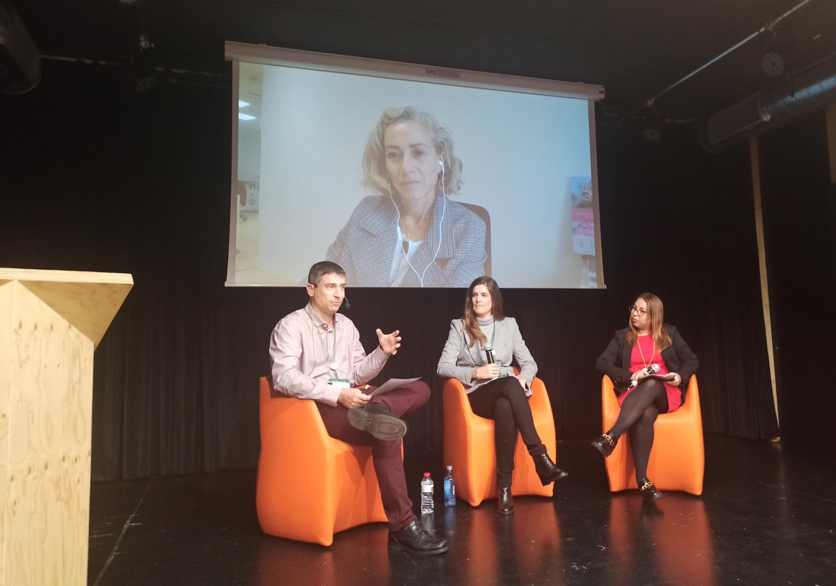 Turno para un must: One health, salud humana, animal y medio ambiente de la mano. A la búsqueda de un modelo sostenible y tratando de contarlo de la mejor manera. 
🗣  <a href="/sofia_gvillegas/">Sofía Garro</a> <a href="/AseBio/">AseBio - Asociación Española de Bioempresas</a>, <a href="/jaureguizaria/">Maria Jaureguizar</a> <a href="/Vetmasi/">Fundación Vet+i</a>, <a href="/Beadiazlorenzo/">Beatriz Díaz Lorenzo</a> <a href="/zendalgroup/">Zendal</a>, y <a href="/Llamalociencia/">Miguel Ángel Llamas</a> moderando.