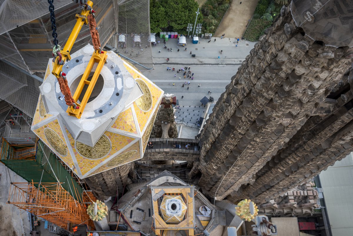 sagradafamilia's tweet photo. Aquesta setmana es col·loca l’icosaedre de la torre de Lluc. D’aquest element, un cop finalitzada la torre, en sorgirà la figura del tetramorf, en aquest cas el bou, amb el llibre i les ales.
Més información: https://t.co/tQmJakj4P5 https://t.co/m5ZDmra1zt