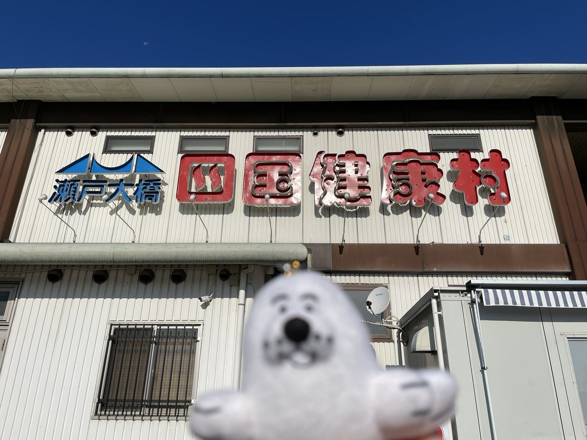 sauna_cosmic's tweet image. しこけん！！！
健ちゃんの看板を見た瞬間嬉しすぎて全力で手振ったら目の前の車に居た人に誰って顔された

健ちゃんがずらりと並ぶ売り場コーナーはしばらく動けなくなるくらいの破壊力😭💓