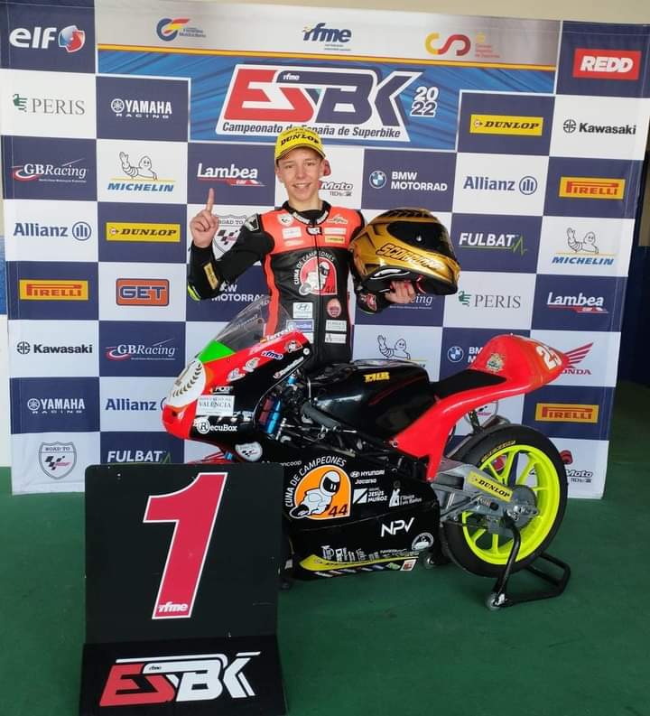palabradfutbol's tweet photo. Jesús Torres,@JesusJtorres11, el joven piloto de Los Villares se proclamó ayer en Jerez, Campeón de España en Promo3. Tres victorias y ocho pasos por el cajón. Fortaleza, Fe y Futuro. Las tres señas de identidad de este joven campeón. Felicidades!!! @Victorpalomo5 @dipujaen https://t.co/XVeoY5cxVN