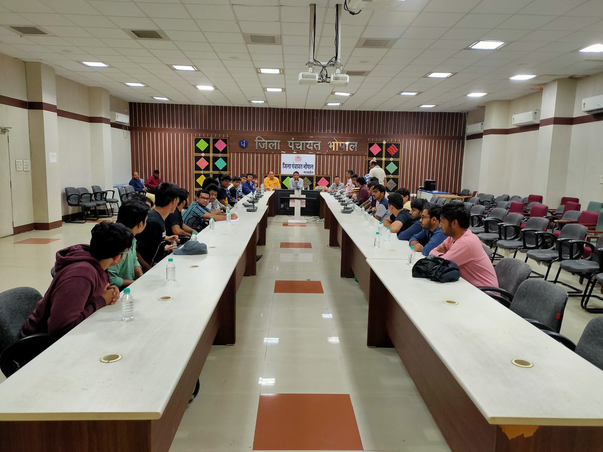 BhopalCeo's tweet photo. #Rural_Engagement_Programme के तहत @IIM_I से अध्ययन भ्रमण के लिए आये हुए विद्यार्थियों को सी.ई.ओ. @riturajias ने योजनाओं की विस्तृत जानकारी से अवगत कराया।

भ्रमण के दौरान @minprdd की योजनाओं का करेंगे ग्राम स्तर पर अध्ययन।
@CollectorBhopal @jdjsbhopal @mopr_goi https://t.co/h62KFCzMHU