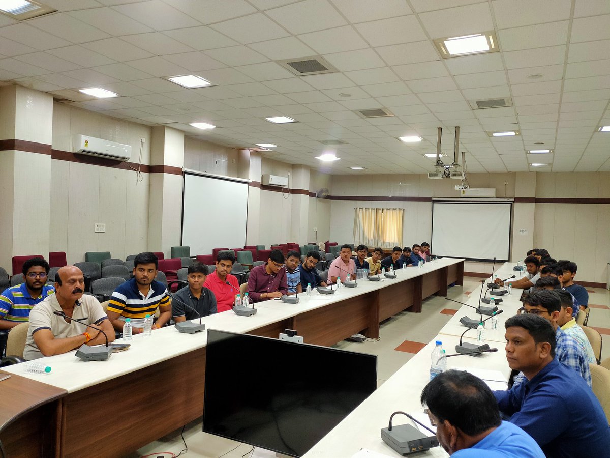 BhopalCeo's tweet photo. #Rural_Engagement_Programme के तहत @IIM_I से अध्ययन भ्रमण के लिए आये हुए विद्यार्थियों को सी.ई.ओ. @riturajias ने योजनाओं की विस्तृत जानकारी से अवगत कराया।

भ्रमण के दौरान @minprdd की योजनाओं का करेंगे ग्राम स्तर पर अध्ययन।
@CollectorBhopal @jdjsbhopal @mopr_goi https://t.co/h62KFCzMHU