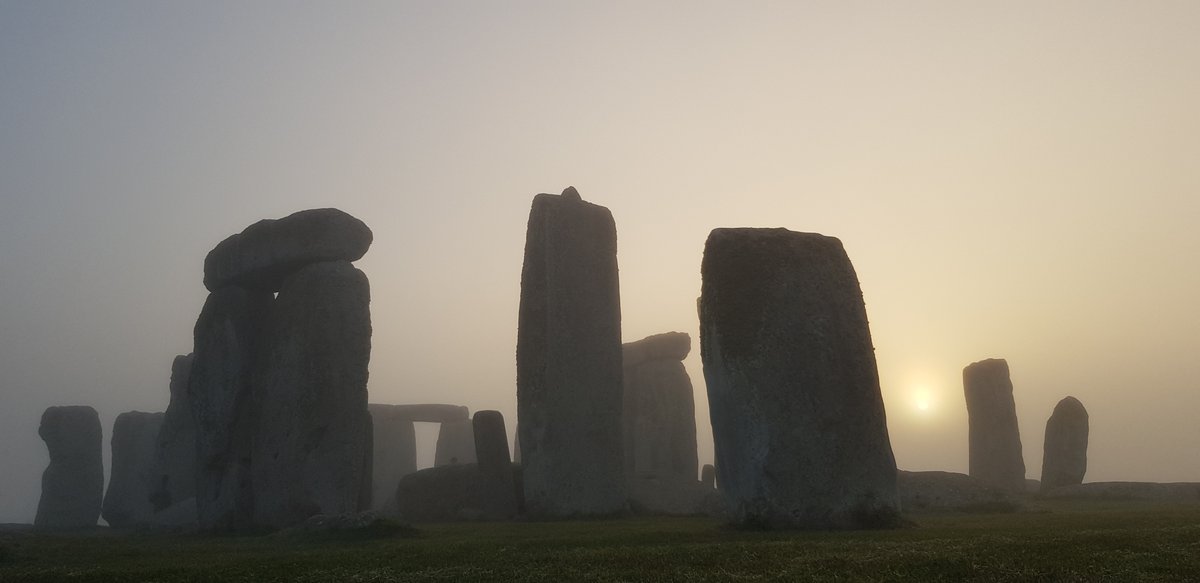 Sunrise at Stonehenge today (17th October) is at 7.33am, sunset is at 6.10pm 🌤
