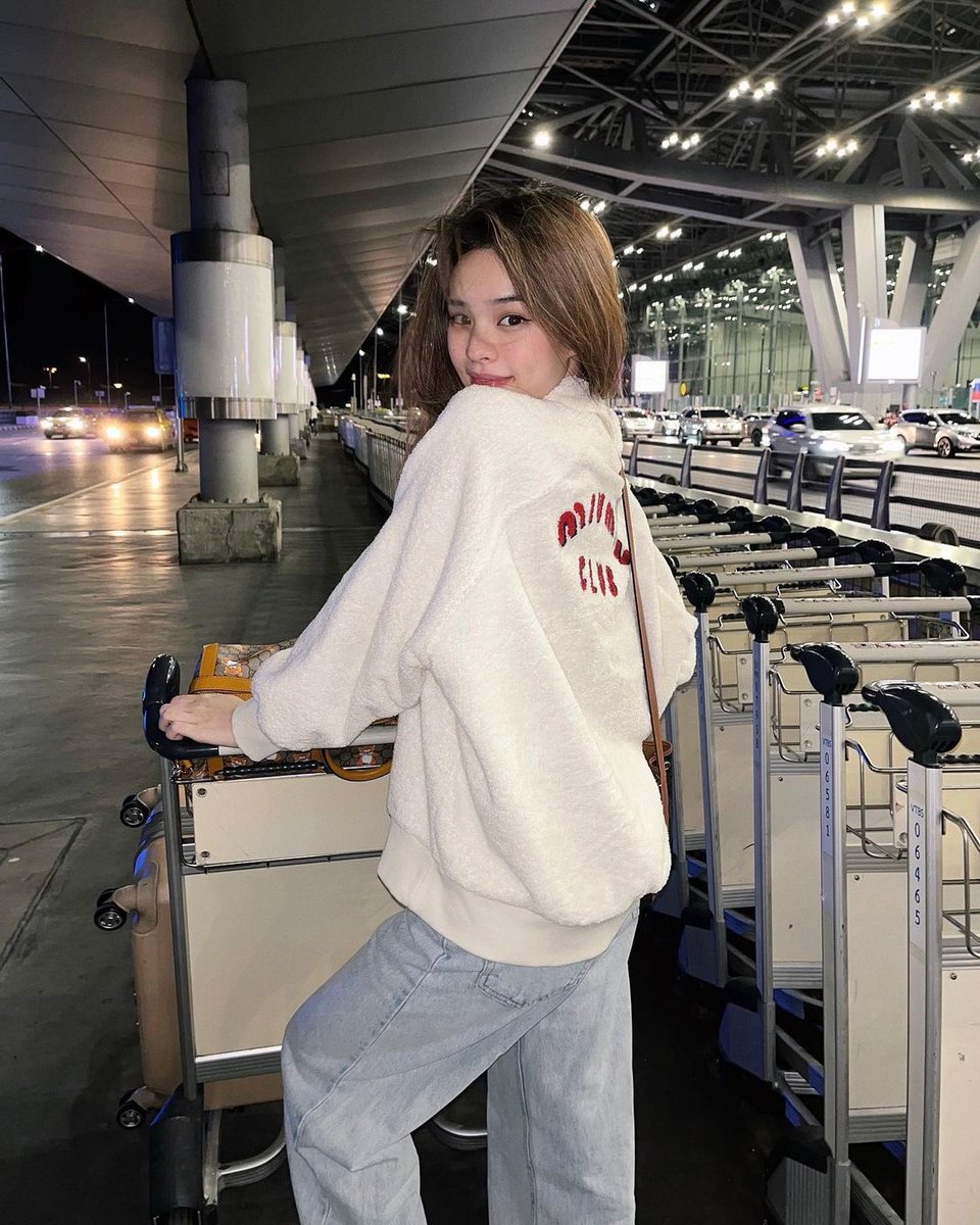 allybarofficial's tweet photo. 🗣️ ประกาศ! ✨

วันพรุ่งนี้น้องแอลลี่จะบินไปร่วมงานที่กรุงปารีส ประเทศฝรั่งเศส ✈️🇫🇷 ซึ่งน้องจะเดินทางไปถึงสนามบินสุวรรณภูมิช่วงเวลา 20:00 น. 

💘 ONLY สามารถไปให้กำลังใจ ส่งน้องไปปารีสได้นะคะ 💘 

**ครั้งนี้น้องไปในนาม L'Oréal ค่ะ**

#แอลลี่ #ALLY #allynitibhon #ALLYsONLY https://t.co/kpzYtRGbSI
