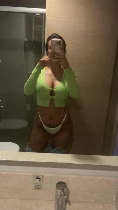 Hotel en-suite selfie 🤳 💥 https://t.co/K51iZta7sV
