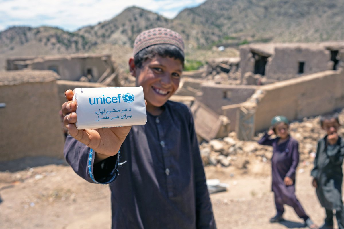 UNICEFwater's tweet photo. 🧼Soap ✅ 
💧Water ✅ 
Ready to go 💃🏽💃🏽 ! 

Together with partners, UNICEF is working to ensure that safe water, sanitation and hygiene facilities are available #ForEveryChild.

© UNICEF/UN0678791
© UNICEF/UN035545 https://t.co/6u3afd63TJ