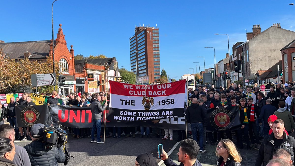 anniesdad48's tweet image. In a world that’s going to shit, find a cause to fight for. As a Man United supporter this here is your cure for apathy. Educate yourself. Walk with us. Sing with us. Be a part. We need you. You will be welcomed with open arms. Legal and peaceful til they’re gone #GlazersOut 🇾🇪👊🏼