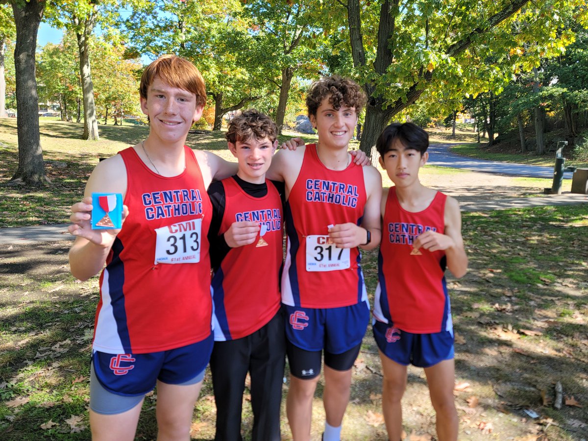 CCRaider_BXC's tweet photo. Great efforts @ the Catholic Memorial Invitational. Walking away w/ hardware are Alex Willard in the Varsity race (13th-17:28), and the Freshman Race w/ Sean Kim (7th-11:19), Logan O'Rorke (28th-12:08), Greyson Silver (40th-12:20), &amp; Noah Ruggiero (47th-12:29). Nice work boys!! https://t.co/Yqn8M2aziJ