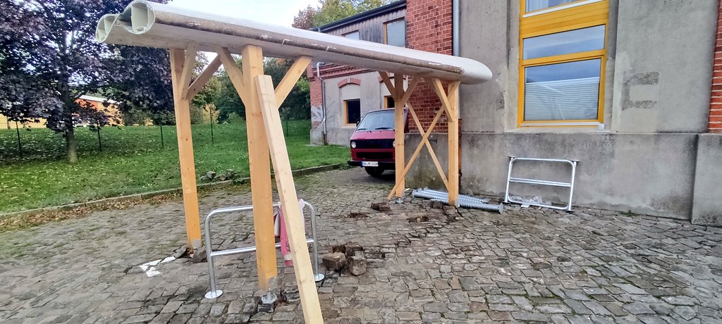 BurchertMichael's tweet photo. #Hanf #Hemp #Hanfbau #Hanfkalk #hempcrete workshop today.
Also more screw foundations for the wind turbine rotor blade bicycle shelter 💪 https://t.co/RvLr9PYkAL