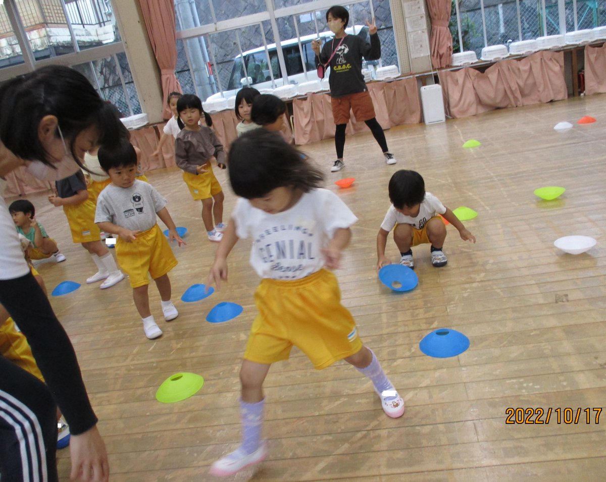 Ikoma_k_shinkou's tweet photo. 🌺生駒幼稚園🌺
のびのびタイムで　初めての
バルシューレ😆✨（ボールを使った運動遊び）

コーチの間をすり抜けて…🏃💨
「さあ逃げろ～！」

コーンに向かってボールをえいっ🔵
「やったー！大当たり😁」

いっぱい体を動かして
心も体も元気モリモリ🥰

＃生駒幼稚園　＃バルシューレ https://t.co/6vPPksiuov