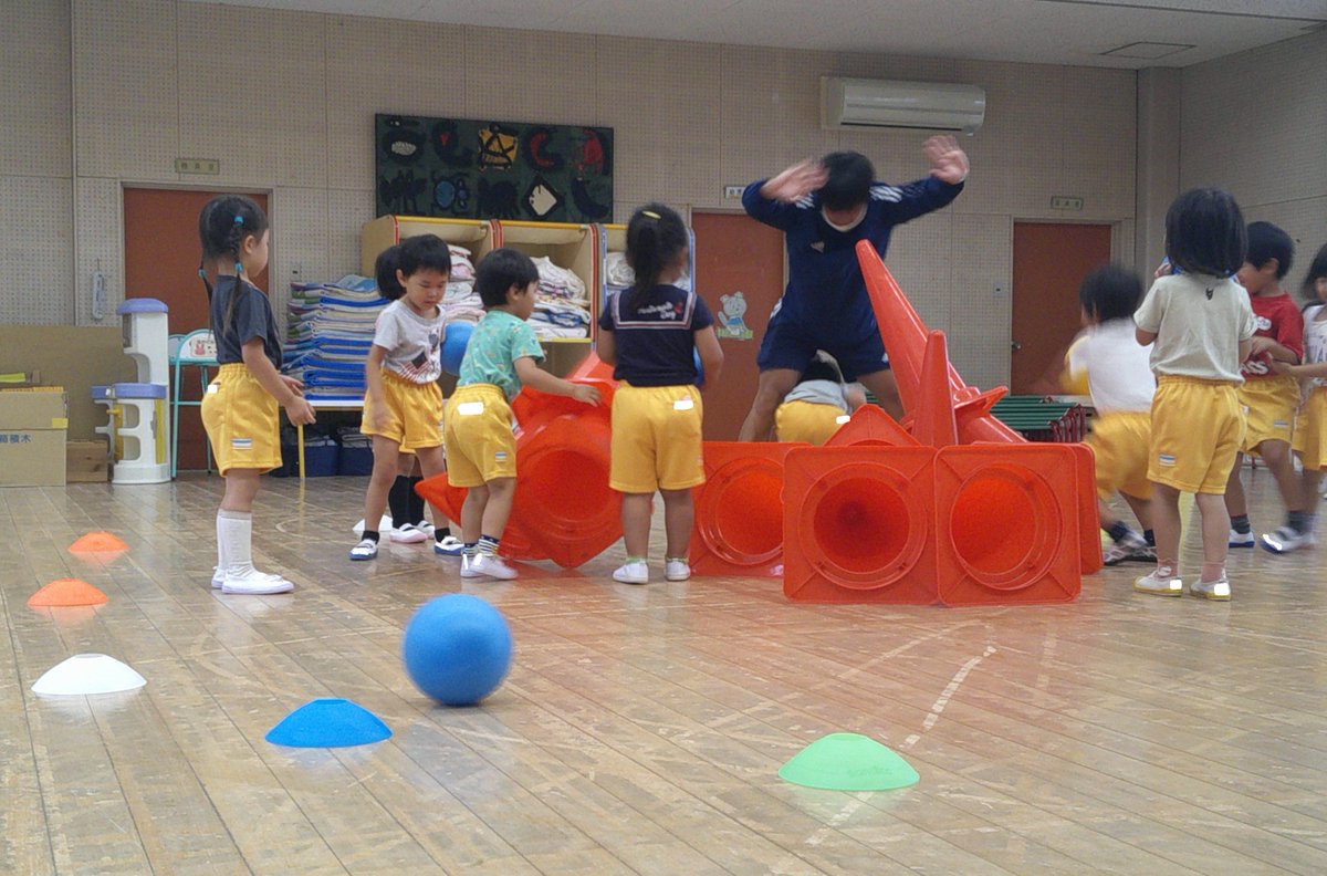Ikoma_k_shinkou's tweet photo. 🌺生駒幼稚園🌺
のびのびタイムで　初めての
バルシューレ😆✨（ボールを使った運動遊び）

コーチの間をすり抜けて…🏃💨
「さあ逃げろ～！」

コーンに向かってボールをえいっ🔵
「やったー！大当たり😁」

いっぱい体を動かして
心も体も元気モリモリ🥰

＃生駒幼稚園　＃バルシューレ https://t.co/6vPPksiuov