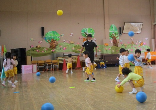 Ikoma_k_shinkou's tweet photo. 🌺生駒幼稚園🌺
のびのびタイムで　初めての
バルシューレ😆✨（ボールを使った運動遊び）

コーチの間をすり抜けて…🏃💨
「さあ逃げろ～！」

コーンに向かってボールをえいっ🔵
「やったー！大当たり😁」

いっぱい体を動かして
心も体も元気モリモリ🥰

＃生駒幼稚園　＃バルシューレ https://t.co/6vPPksiuov