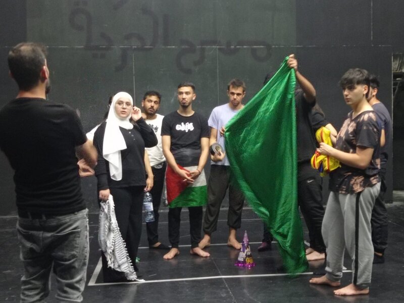 _acpau's tweet photo. 👥🗣️ El grup d'estudiants va poder conèixer la feina que fa @freedom_theatre entorn la #culturalresistance, i també va poder constatar la situació que viu #Jenin, on des de les protestes del maig de 2021 han estat assassinades 52 persones palestines.

#ResistenceThroughArt https://t.co/FVf21gzUX6