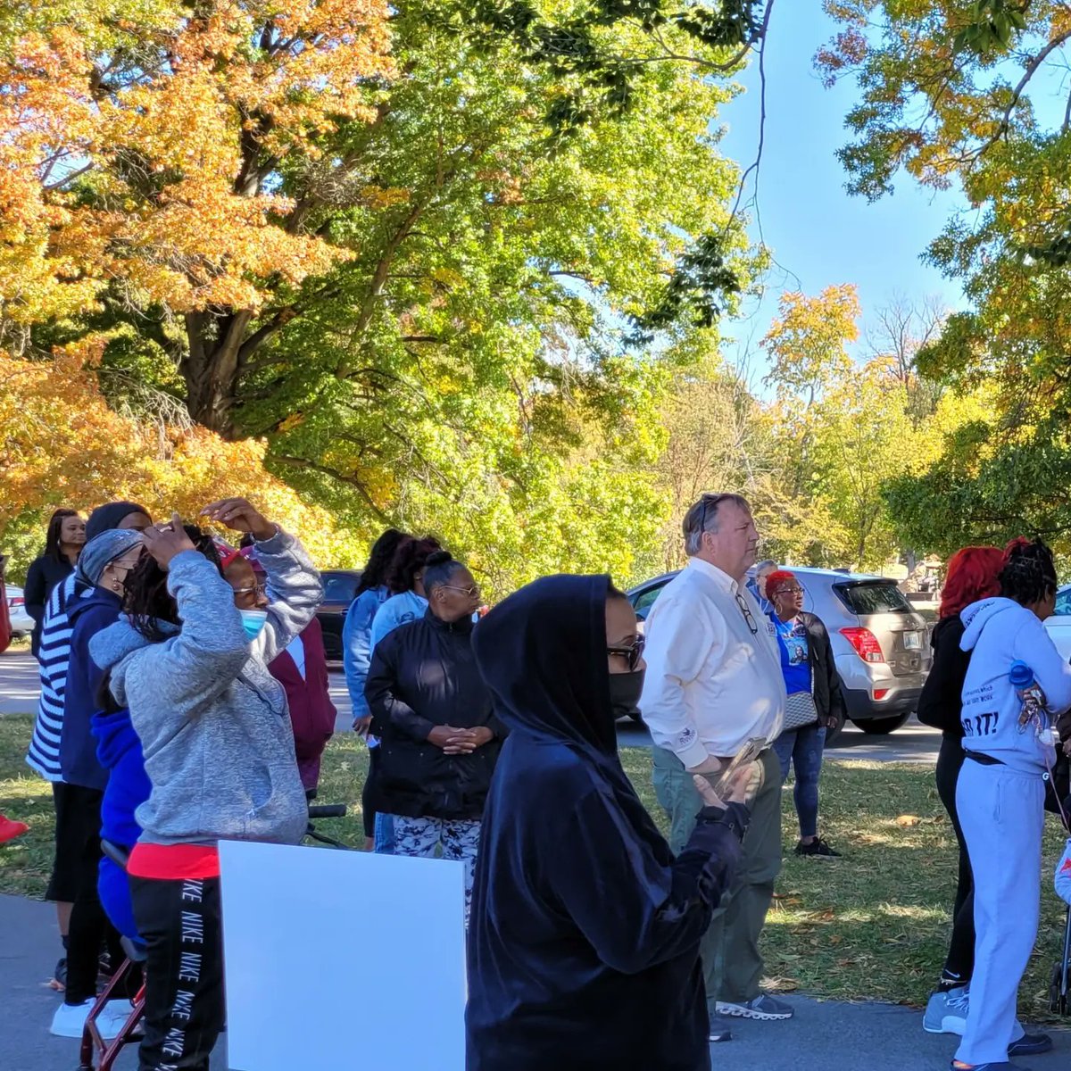 StuartRayforD3's tweet photo. This weekend was filled with great experiences. I enjoyed speaking at AMAC and checking out the Fall Festival at St. Joseph. I was deeply moved by the Walk Through My Pain Walk at Shawnee Park. Too many young souls lost to gun violence.
#RedWave #Louisville #KY03 #USA #VoteRAY https://t.co/WNr07YCWbR