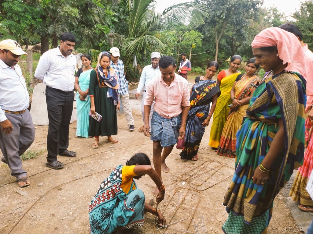 vbgramgVJNR's tweet photo. #ZPVijayanagara ದಿಂದ ವಿನೂತನ ಪ್ರಯತ್ನ ಹೂವಿನಹಡಗಲಿ ತಾ, ಉತ್ತಂಗಿ ಗ್ರಾಮದ ಶ್ರೀ ಕೊಟ್ಟೂರೇಶ್ವರ ಮಹಿಳಾ ಸ್ವಸಹಾಯ ಸಂಘದ ಮಹಿಳಾ ಸದಸ್ಯರಿಂದ ನರೇಗಾದಡಿ #JJMನ_Stand_Post ತಯಾರಿಸಲು ಉತ್ತೇಜನ. ಮಹಿಳಾ ಸ್ವಾವಲಂಬನೆಗಾಗಿ ಹೆಚ್ಚಿನ ಕಾಳಜಿ.
@MgnregsK @readingkafka @lkatheeq @shilpa_nag @ManjushreeN_IAS @dcvijayanagara https://t.co/CjqxSFQIUS