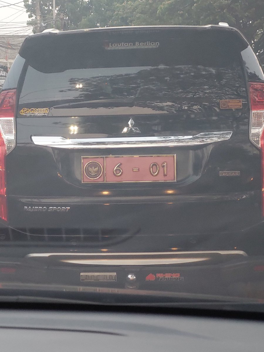 alvinami's tweet photo. @TMCPoldaMetro @DishubDKI_JKT boleh minta tolong disosialisasikan plat mobil pengguna jalan yang memperoleh hak utama untuk didahulukan berdasarkan  UU No 22, tahun 2009, pasal 134, karena semakin banyak yang menyalahi aturan, apakah plat TNI, mabes TNI dan polri termasuk? https://t.co/In8YqgEqqh