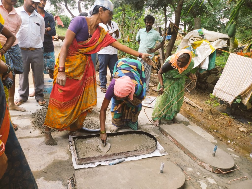 vbgramgVJNR's tweet photo. #ZPVijayanagara ದಿಂದ ವಿನೂತನ ಪ್ರಯತ್ನ ಹೂವಿನಹಡಗಲಿ ತಾ, ಉತ್ತಂಗಿ ಗ್ರಾಮದ ಶ್ರೀ ಕೊಟ್ಟೂರೇಶ್ವರ ಮಹಿಳಾ ಸ್ವಸಹಾಯ ಸಂಘದ ಮಹಿಳಾ ಸದಸ್ಯರಿಂದ ನರೇಗಾದಡಿ #JJMನ_Stand_Post ತಯಾರಿಸಲು ಉತ್ತೇಜನ. ಮಹಿಳಾ ಸ್ವಾವಲಂಬನೆಗಾಗಿ ಹೆಚ್ಚಿನ ಕಾಳಜಿ.
@MgnregsK @readingkafka @lkatheeq @shilpa_nag @ManjushreeN_IAS @dcvijayanagara https://t.co/CjqxSFQIUS
