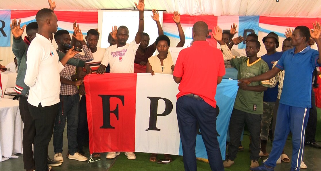 EmmyHakiziman5's tweet photo. muri @KicukiroDistr mu murenge wa @NyarugungaO Akagali ka #Nonko mu nteko rusange y'umuryango @rpfinkotanyi hakiriwe indahiro z'abanyamuryango bashya basa 17,ndetse hanishuriwe ubwisungane mu kwivuza bwa 2022-2023,abaturage batishoboye basaga 100. https://t.co/cVAzeLhH0F