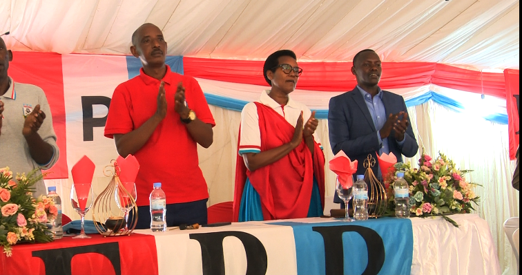 EmmyHakiziman5's tweet photo. muri @KicukiroDistr mu murenge wa @NyarugungaO Akagali ka #Nonko mu nteko rusange y'umuryango @rpfinkotanyi hakiriwe indahiro z'abanyamuryango bashya basa 17,ndetse hanishuriwe ubwisungane mu kwivuza bwa 2022-2023,abaturage batishoboye basaga 100. https://t.co/cVAzeLhH0F