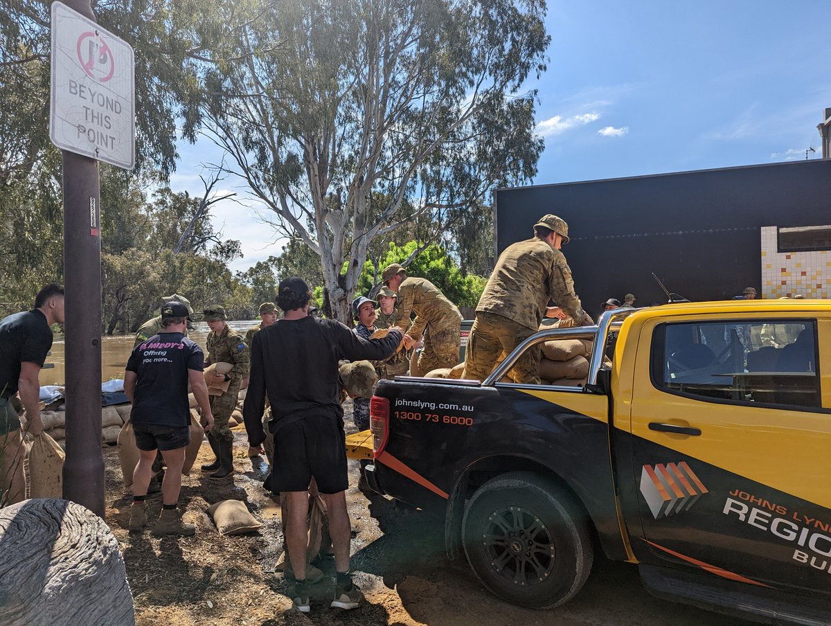 BransenGibson's tweet photo. Some more photos from around Echuca today. The sandbags hundreds of people have been working so hard to make have been put to good use - crews and the ADF have worked hard to reinforce existing protections, while residents in Echuca East have sandbagged their homes. #vicfloods https://t.co/aCJAoKqPi9
