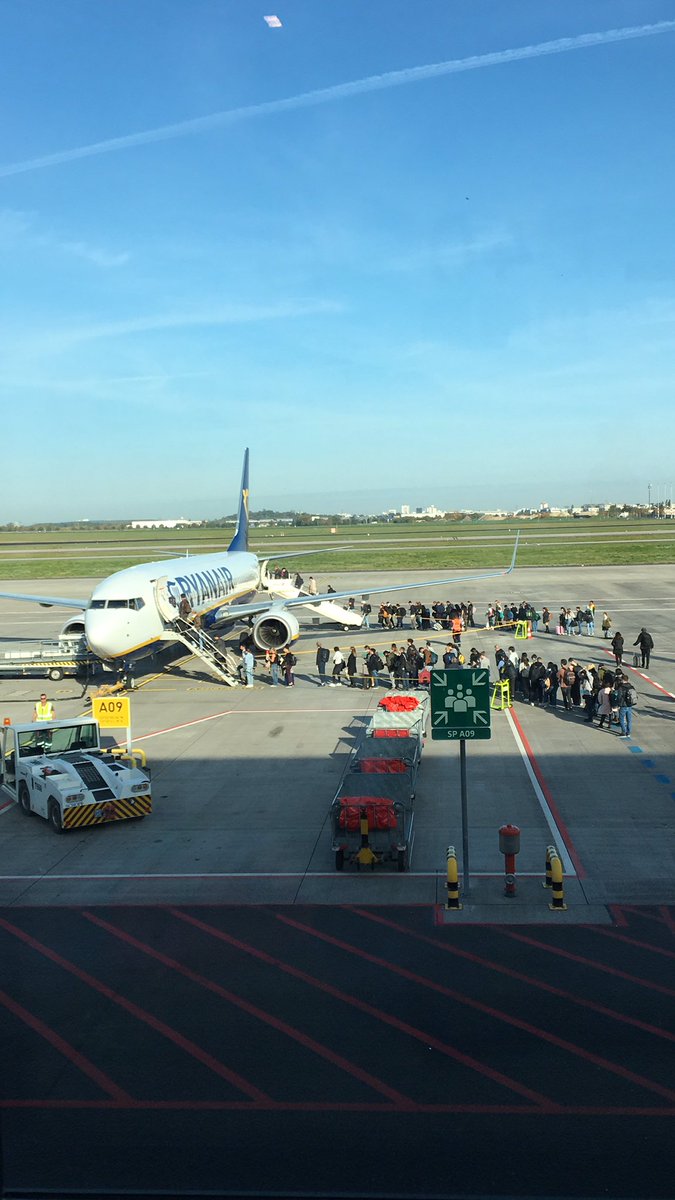 KingsMacHistory's tweet photo. Breakfast pretzels have been eaten and sat in the airport! So far, we are running on time. We will be arriving in to T3. Parents, please be ready to collect students at 1pm. We will continue to update you via here and by students sending you messages too! #KingsMacBerlin22 https://t.co/5Q1tWWtY4k