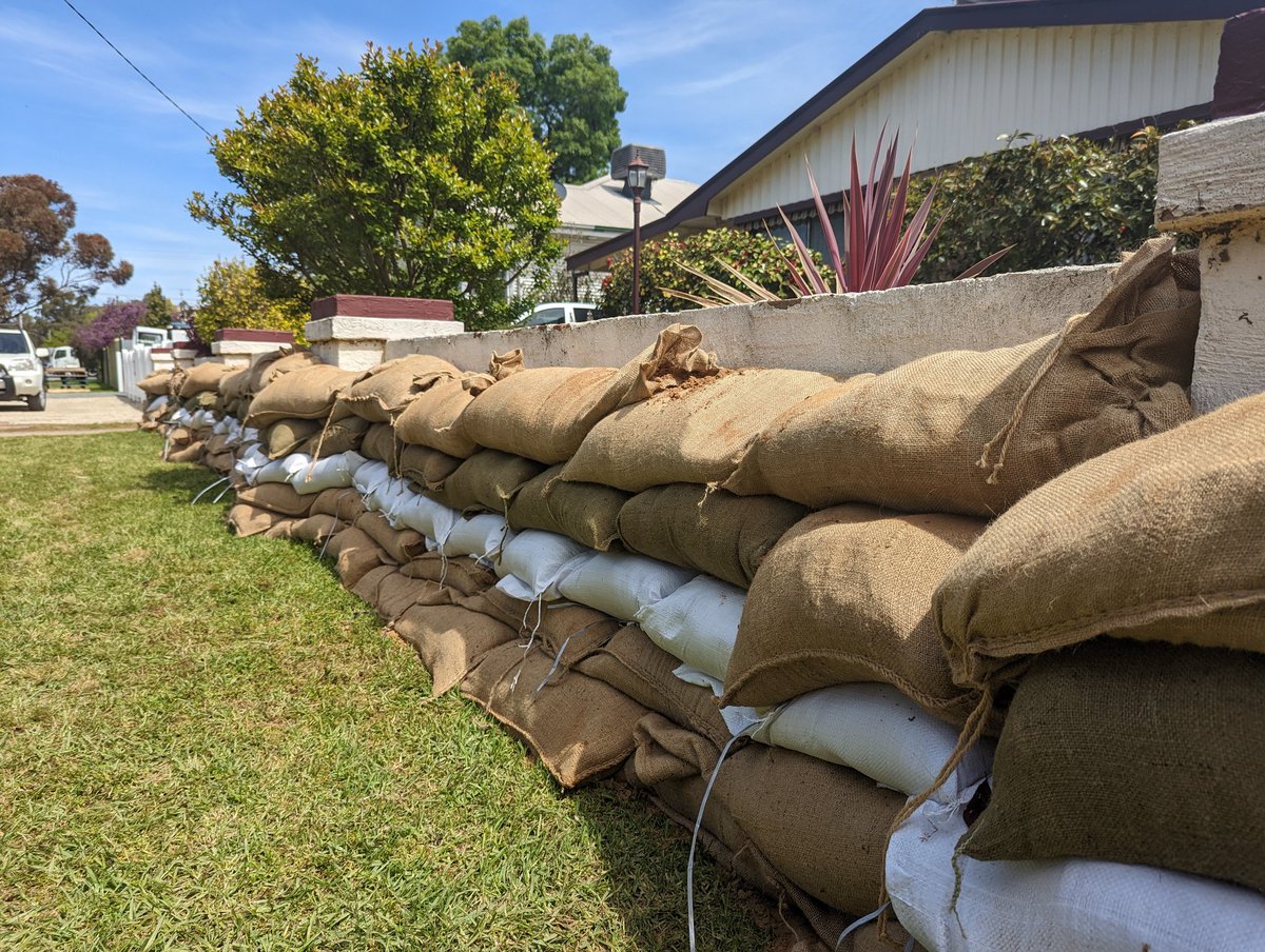 BransenGibson's tweet photo. Some more photos from around Echuca today. The sandbags hundreds of people have been working so hard to make have been put to good use - crews and the ADF have worked hard to reinforce existing protections, while residents in Echuca East have sandbagged their homes. #vicfloods https://t.co/aCJAoKqPi9