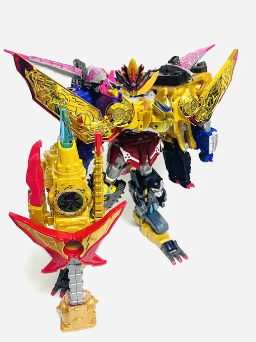 最終合体(と思われる形態)でこの立ち姿…「ドンブラのロボシリーズが作り出した何か」の大きさをみにしみて感じる 