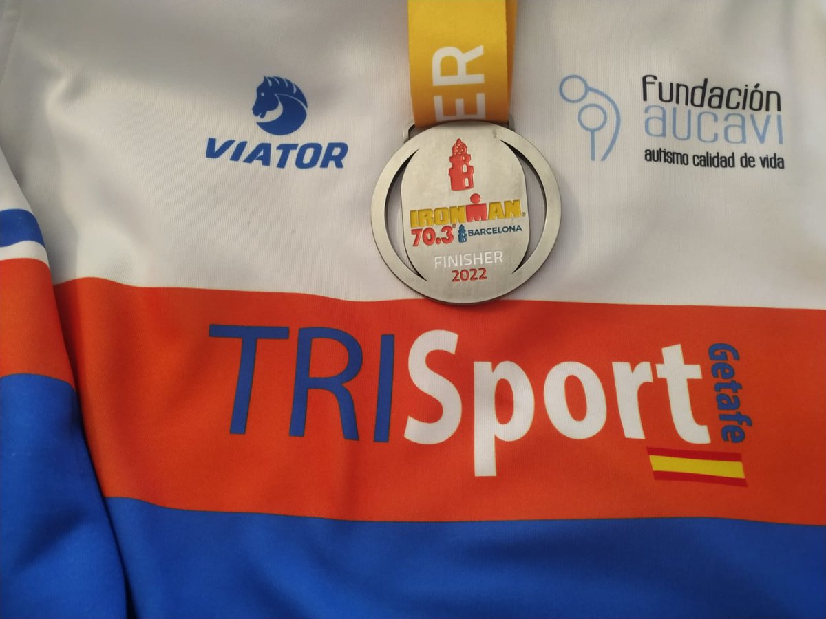 Menudo estreno en la distancia Half 70.3 de nuestro compañero Javier Corbacho en el triatlón de Calella. Cuando se acaba con una sonrisa es que ya te ha entrado el gusanillo del triatlón. Enhorabuena crack