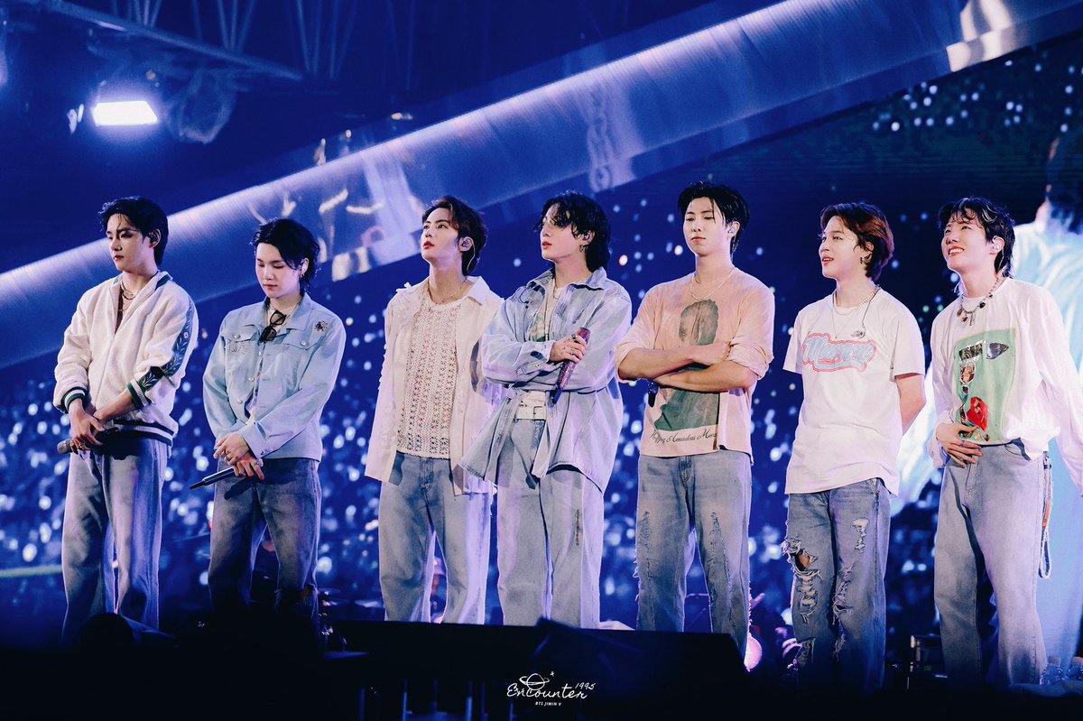 Biancalovertk's tweet photo. The reason I cried when this moment happened was I thought this wouldn’t happen again for awhile, and I was right. But we’ll have more of these moments in the future and make new memories together, forever💜💖 #ForeverWithBts https://t.co/v3KJRg7j27